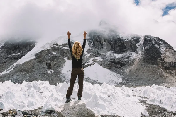 빙하에서 여자의 Himalayas Back 보기에 보기를 즐기는 관광객 협곡의 가장자리에 — 스톡 사진