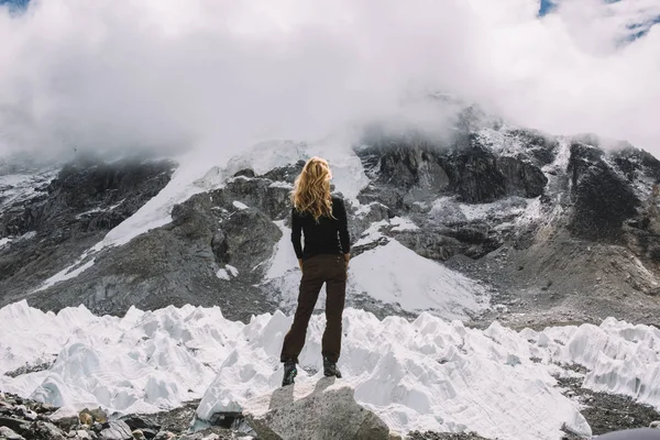Arkadan Görünüm Açık Havada Duran Sisli Himalayalar Seyahat Yaşam Tarzı — Stok fotoğraf