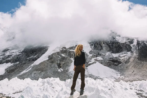 Mujer Joven Encantadora Positiva Posando Cámara Durante Senderismo Las Montañas — Foto de Stock