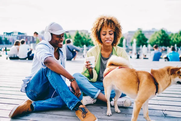 Fröhliche Afroamerikanische Freunde Die Sich Sonnigen Wochenenden Park Ausruhen Mit — Stockfoto