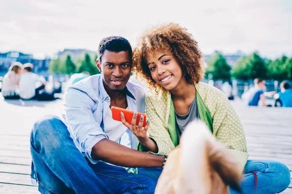 Retrato Pareja Afroamericana Sonriente Enamorada Instalando Nueva Aplicación Smartphone Amigos — Foto de Stock