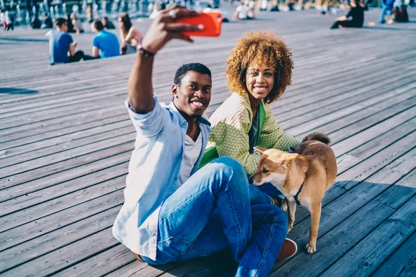 Alegre Casal Afro Americano Fazendo Selfie Câmera Smartphone Passar Tempo — Fotografia de Stock