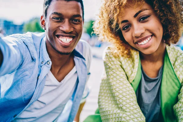 Lyckliga Afro Amerikanska Romantiska Paret Tittar Kameran Åtnjuter Fri Tid — Stockfoto