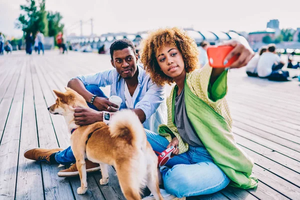 Afro Amerikan Çift Aşık Genç Esmer Hippi Kız Parkta Oturan — Stok fotoğraf