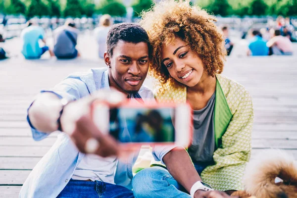 Selektivní Fokus Mladé Afro Americké Přátele Pózuje Při Rozhovoru Obrázek — Stock fotografie