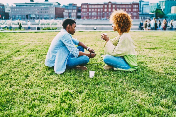 Pareja Romántica Amor Comunicación Durante Cita Sentado Hierba Verde Plaza — Foto de Stock