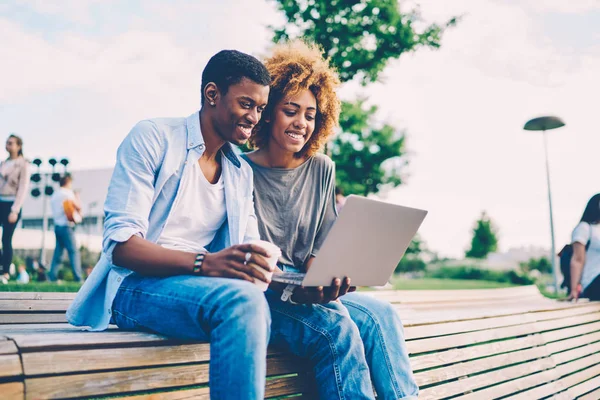 Sorrindo Afro Americanos Hipsters Divertindo Juntos Assistindo Vídeos Laptop Moderno — Fotografia de Stock