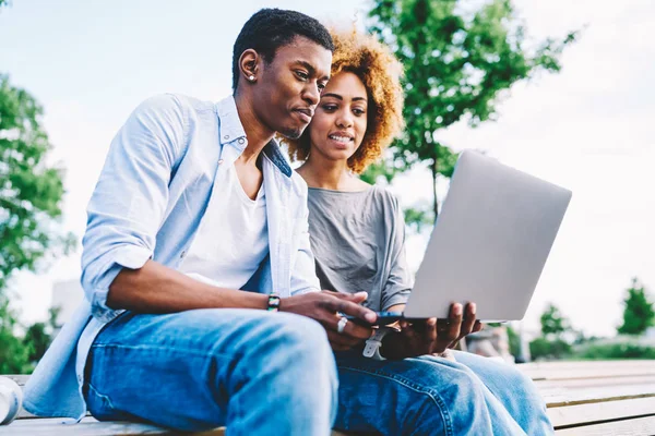 Afro American Para Miłości Przesyłanie Zdjęcia Sieci Społecznych Blogów Netbook — Zdjęcie stockowe