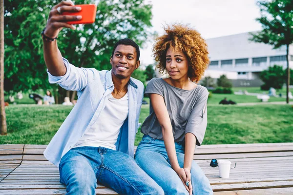 携帯電話のカメラで Selfie を取って つの若いアフリカ系アメリカ人学生 トレンディな黒い皮の流行に敏感な友人の社会的ネットワークのプロファイル パブリケーションに対してスマート フォン デバイスに自身を撮影 — ストック写真
