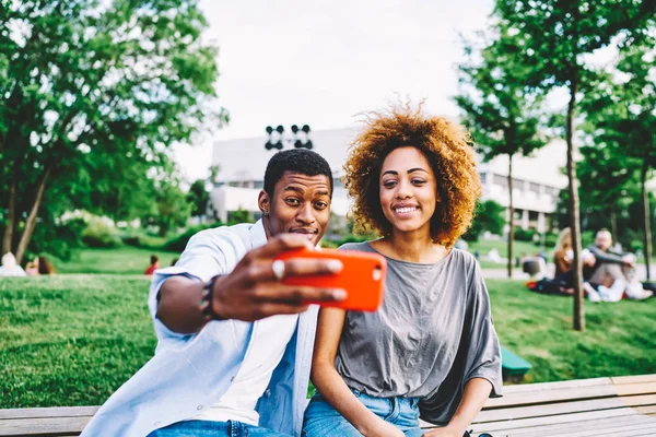 Szczęśliwy Afro American Para Korzystających Data Czas Wolny Razem Selfie — Zdjęcie stockowe