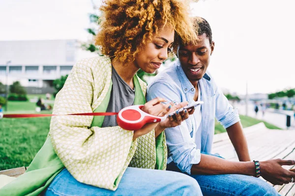 Sonriente Chica Hipster Afroamericana Enviando Mensajes Mientras Pasa Tiempo Junto — Foto de Stock