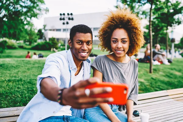 Usmívám Afro Americký Nejlepší Přítel Focením Moderní Smartphone Fotoaparát Šťastný — Stock fotografie