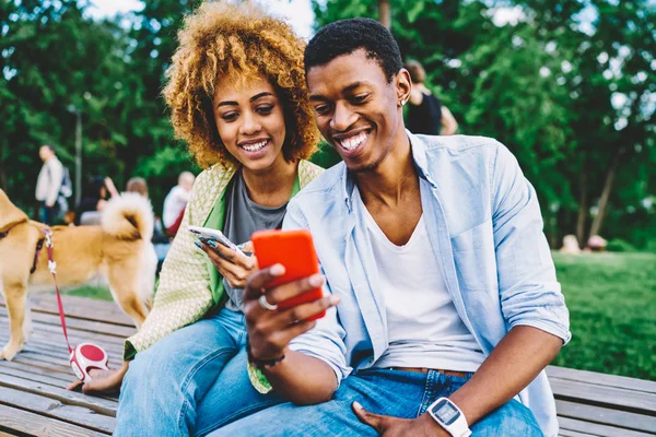 Cheerful Afro American Friends Synchronizing Files Mobiles Using Application While — Stock Photo, Image