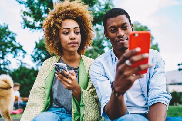 Hezký Bokovky Chlap Sdílení Příspěvku Svou Přítelkyní Sítích Používajících Smartphone — Stock fotografie