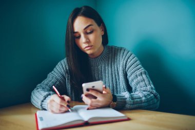 Zeki öğrenci Üniversitesi'nde ders sırasında dijital smartphone üzerinden bilgileri yazma semineri için hazırlanıyor. Esmer hippi kız Koleji'nde oturan ödev yapmak için Web sitesi metinden belirterek