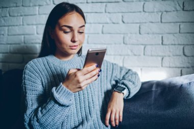 Smartphone posta cazip hipster blogger okuma komik yorum internet altında takipçileri. Güzel genç kadın sosyal ağlar mobil telefona ücretsiz internet bağlantısı ile sohbet