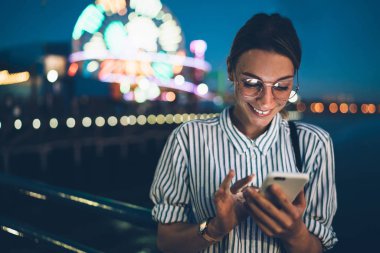 Neşeli hippi kız deftere nakil içeriği sosyal ağlar Paylaş duygu Santa monica pier hafta sonu hakkında mutlu kadın blogger paylaşmak fotoğraf zevk büyük akşam boş zamanlarında eğlence parkı 