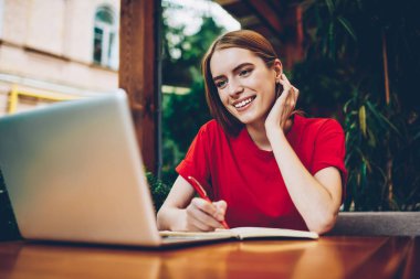 Kayıt Defteri'nde yapma dizüstü bilgisayar, uzaktan eğitim sırasında yabancı dil öğrenme yetenekli genç kadın. Zeki öğrenci izlerken eğitim webinar Netbook ile yüksek hızda internet