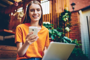 Yarım uzunluk portre fotoğraf makinesi telefon aygıtı yüksek hızlı internet bağlantısı üzerinden blog yeni gönderi yayımlama gülümseyen neşeli genç kadının. Olumlu erkek profili akıllı Güncelleme