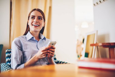 Smartphone cep telefonu ile yer alan reklam için reklam alanı yakınında coworking oturan ararken yüksek hızlı internet bağlantısı kullanma sosyal ağlar sohbet online olumlu başarılı blogger