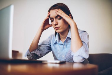 Yorgun yetenekli öğrenci uykuda eğitim webinar izlerken ve modern dizüstü bilgisayar başında oturan yaklaşan sınavlar için hazırlanıyor bağlı kablosuz 4 g için Internet Üniversitesi iç,.