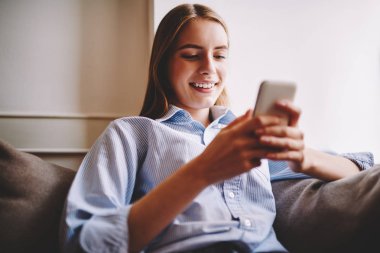 Neşeli erkek üzerinden alınan sms mesajı webstore telefonu son koleksiyonunda büyük satış ile mutlu. Pozitif hispter kız 4 g üzerinden çoklu ortam üzerinden karşıya ağlarda dosyaları paylaşılan Internet