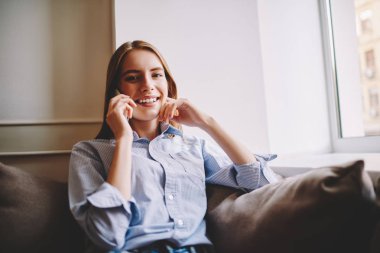 Yarım uzunlukta değişikliği tarife planı ve aramaları dolaşım için daha iyi koşulları hakkında smarthone aygıtta cep telefonu operatörü ile iletişim neşeli genç kadın portresi. Kopyalama alanı alanı reklam için