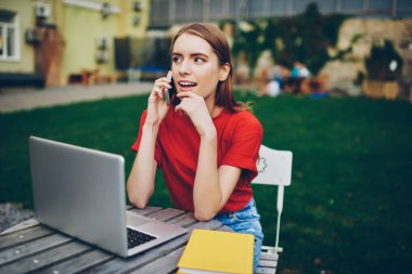 Eğitim Projesi tartışmak ve ar dijital dizüstü bilgisayar açık havada kampüs içinde oturan smartphone aygıt üzerinde iş dusing mobil konuşma eğitim planı oluşturma konusunda düşünme yetenekli öğrenci