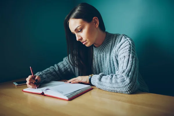 Nachdenkliche Studentin Macht Hausaufgaben Test Notizblock Sitzt Der Universität Interior — Stockfoto