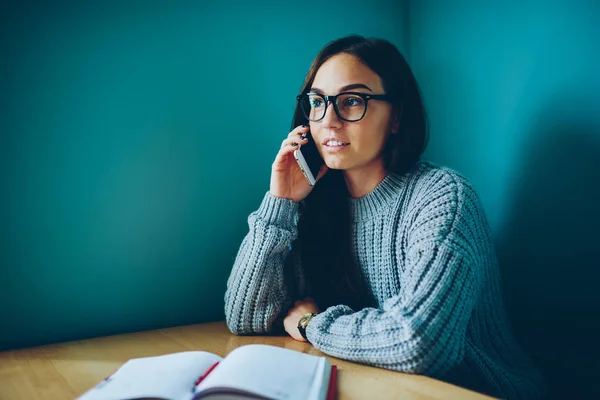 Slimme Hipster Meisje Brillen Mobiele Gesprek Analyseren Van Informatie Zitten — Stockfoto