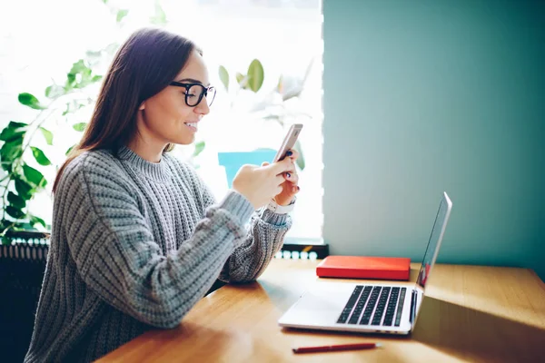 Vrolijke Vrouwelijke Student Online Chatten Met Vrienden Smartphone Hoge Snelheid — Stockfoto