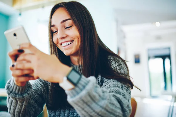 Cheerful Teenager Laughing Funny Online Chat Friends Smartphone Device Emotional — Stock Photo, Image