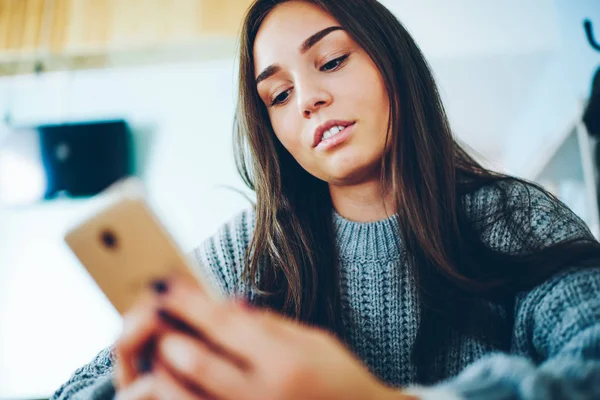 Esmer saçlı ağlarda profil sayfası smartphone ücretsiz yüksek hızlı internet bağlantısı üzerinden güncelleme mesaj gelir sohbet okuma dalgın genç kadın. Hippi kız Web üzerinde bilgi arama