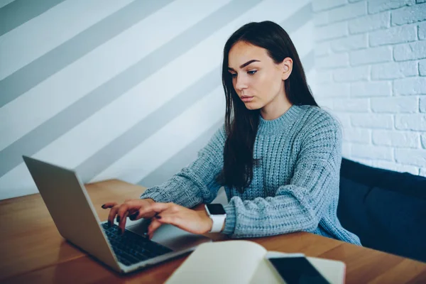 Chatování Sociálních Sítích Následovníky Sdílení Multimédií Blogu Psát Netbook Ucastnin — Stock fotografie