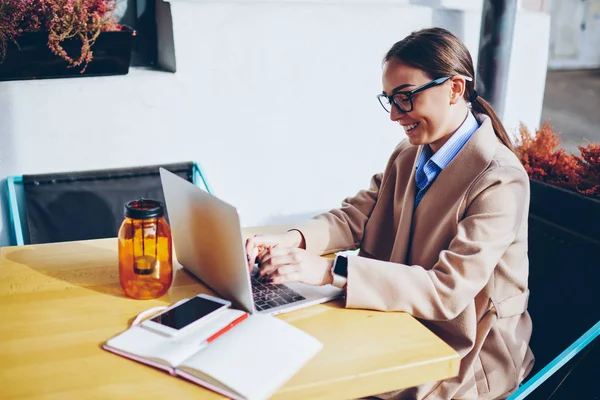 Donna Affari Successo Che Controlla Rapporti Contabili Banca Dati Linea — Foto Stock