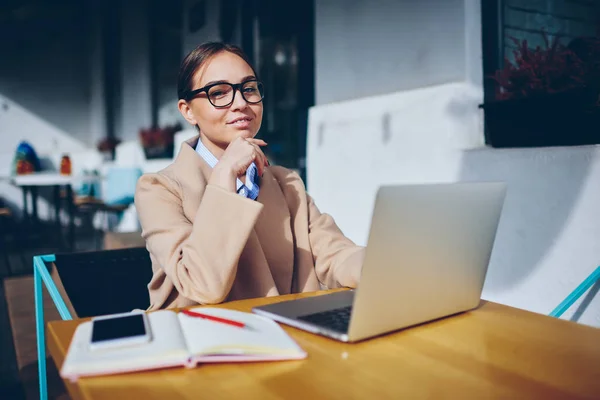 Portret Van Halve Lengte Van Succesvolle Jonge Vrouw Brillen Werken — Stockfoto