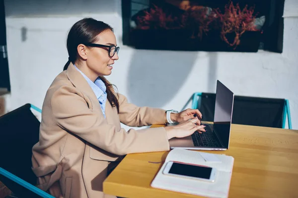 Seitenansicht Des Fröhlichen Stilvollen Werbetexters Brille Tastaturkurs Auf Laptop Computer — Stockfoto