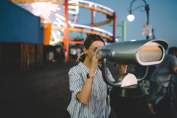 Mujer Joven Recreando Vacaciones Parque Atracciones Por Noche Mirando Vista —  Fotos de Stock