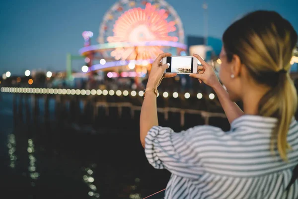 Vista Trasera Chica Hipster Fotografiando Luz Rueda Del Ferris Cámara — Foto de Stock