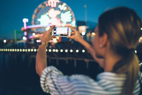 Baksidan Kvinna Besöker Turistiska Showplace Kväll Att Foto Pariserhjul Smartphone — Stockfoto