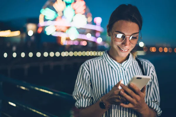 Sonriente Chica Hipster Ver Fotos Blog Disfrutando Del Ocio Nocturno — Foto de Stock