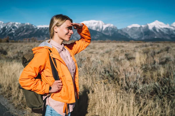 Jonge Vrouwelijke Explorer Observeren Van Adembenemende Natuur Uitzicht Genieten Van — Stockfoto