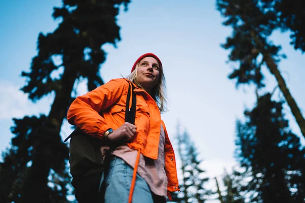 Junge Wanderin Orangefarbenen Sakko Auf Entdeckungsreise Durch Den Nationalpark Hipstermädchen — Stockfoto