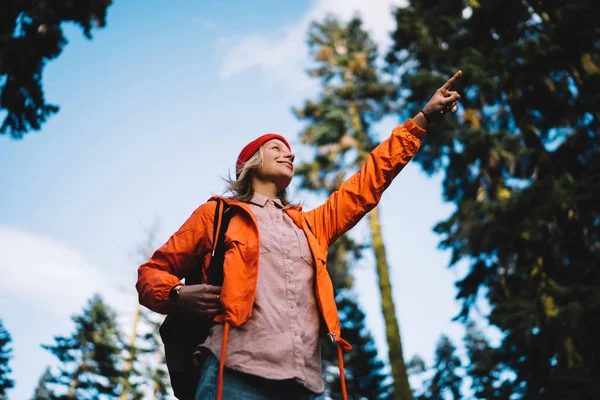 Menina Sorrindo Wanderlust Colorida Jaqueta Laranja Desfrutando Fins Semana Ativos — Fotografia de Stock