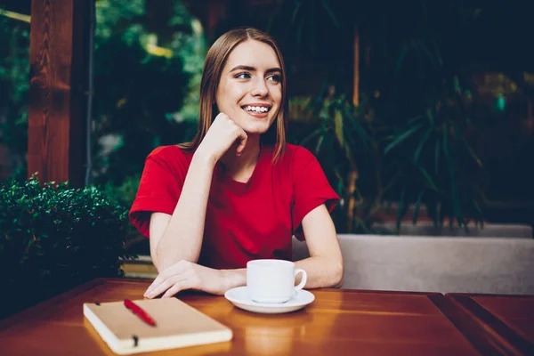 Chica Hipster Atractiva Positiva Vestida Con Elegante Atuendo Casual Mirando —  Fotos de Stock