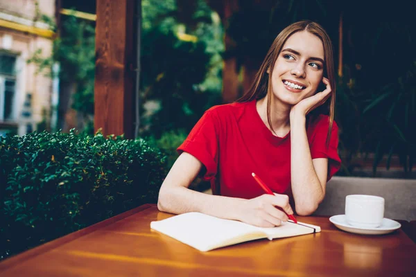 Gülümseyen ve proje başarılı tasarım fikirleri hakkında notlar ve açık havada kahve kopyalama alanı alanı reklam alanı için yakın oturuyor hayal düşünceli çekici öğrenci