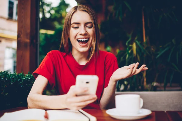 Duygusal çekici genç kadın mutlu üzerinden sms mesajı webstores büyük satış hakkında iyi haberler. Olumlu erkek Smartphone cep telefonu ile zafer online yarışma hakkında bildirimi alındı