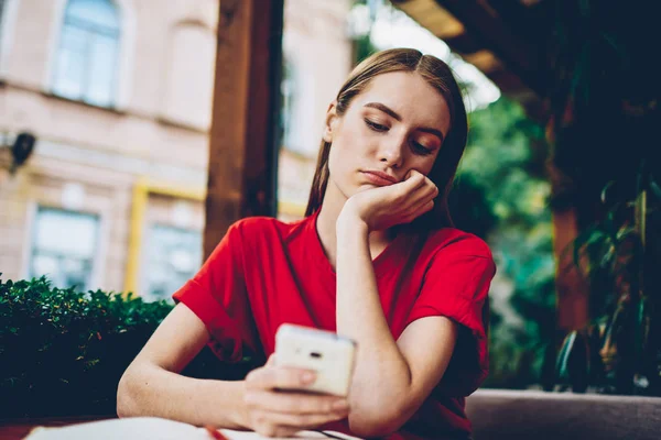 Sad Hipster Girl Browsing Boring Websites Smartphone Leisure Time Coffee — Stock Photo, Image