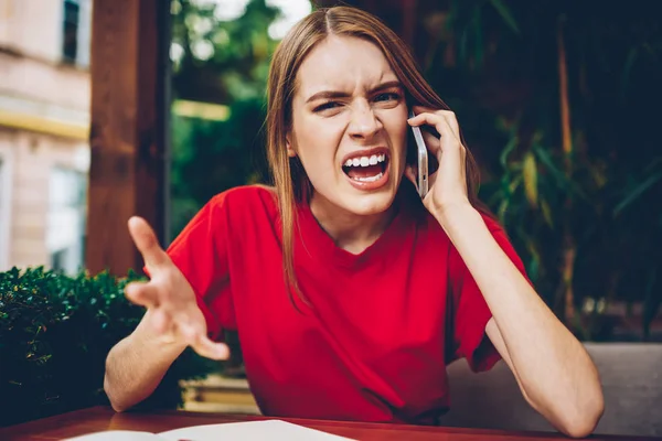 Retrato Una Mujer Joven Enojada Resolviendo Problemas Negocios Gritando Durante — Foto de Stock