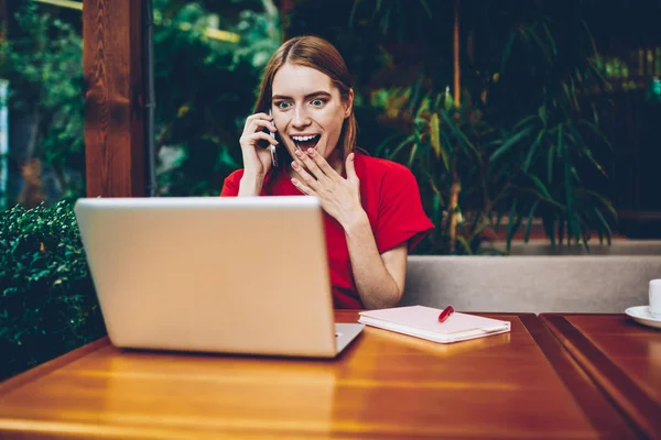 Mutlu genç kadın webstore alışveriş online ve Yöneticisi için yüksek hızlı bağlantı smartphone aygıt ve olumlu tarife planı üzerinden ürün siparişi için arama yaparken büyük satış sürpriz